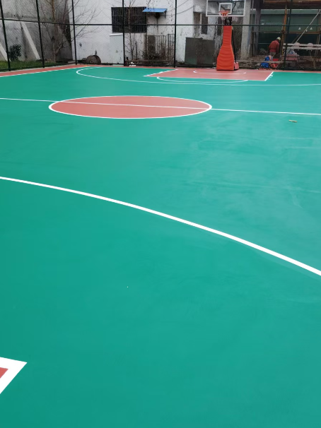 德宏 球场长期使用易出现地面开裂